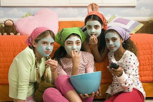 девочки смотрят кино